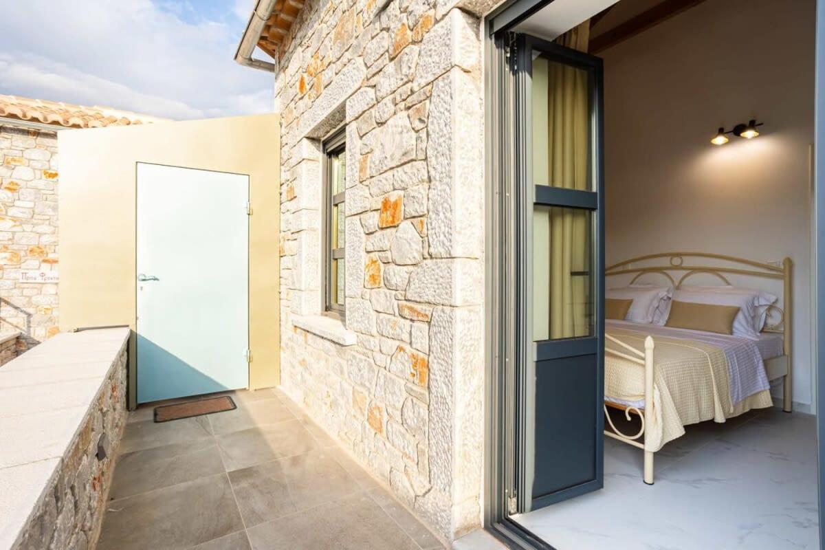Mani Stone Built Home A Breath Away To The Sea 斯陶帕 外观 照片
